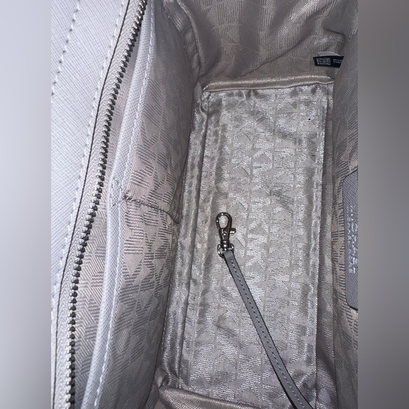 Authentic Michael Kors medium size hand held bag - Picture 7 of 11